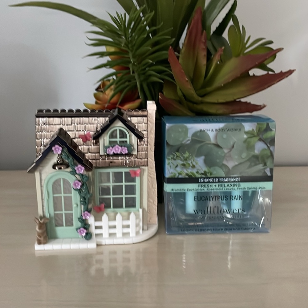 Bath & Body Works Hello Spring Wallflower Plug &  Refills X2
